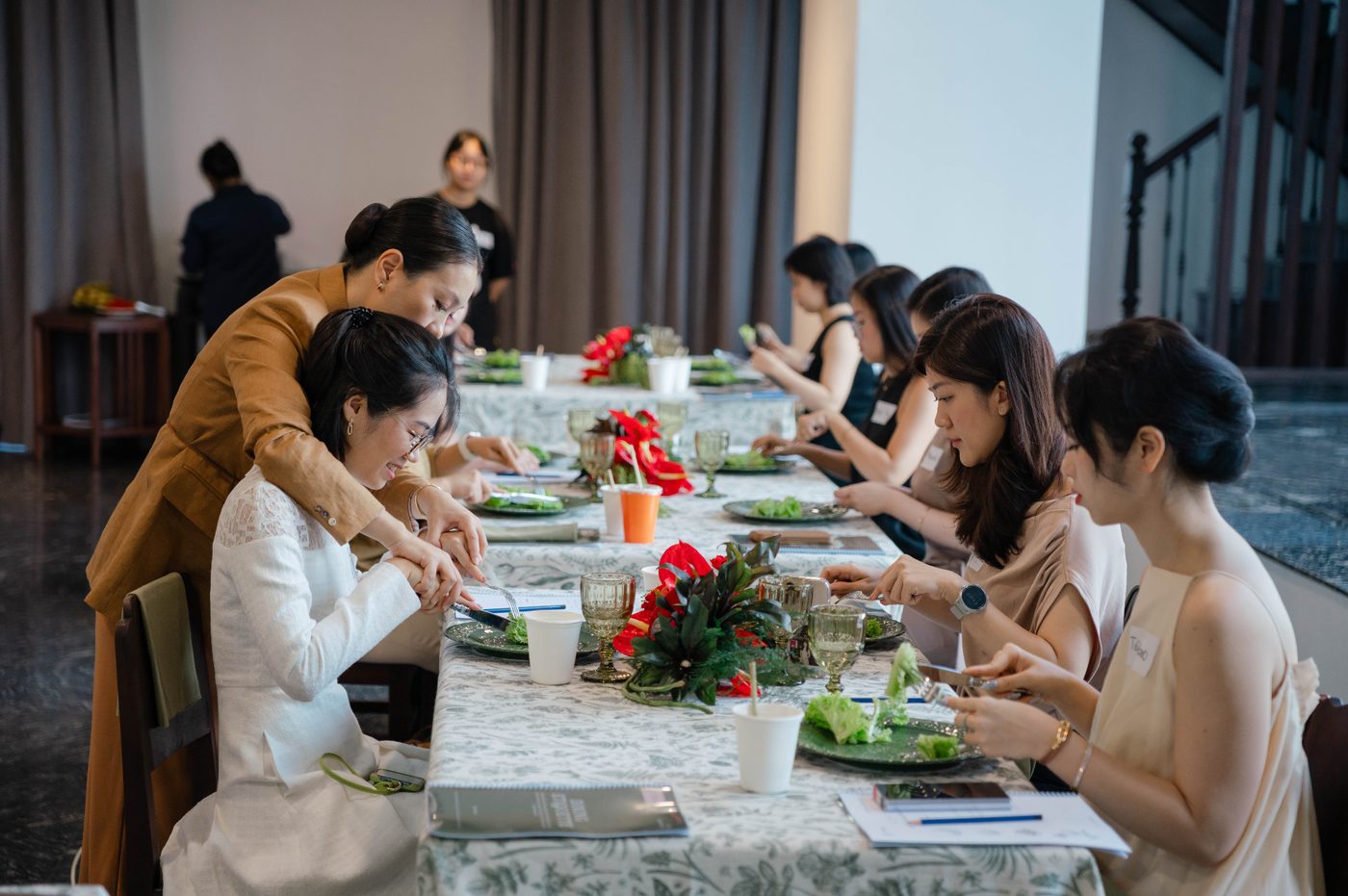 Học viên doanh nghiệp thực hành nghi thức bàn tiệc