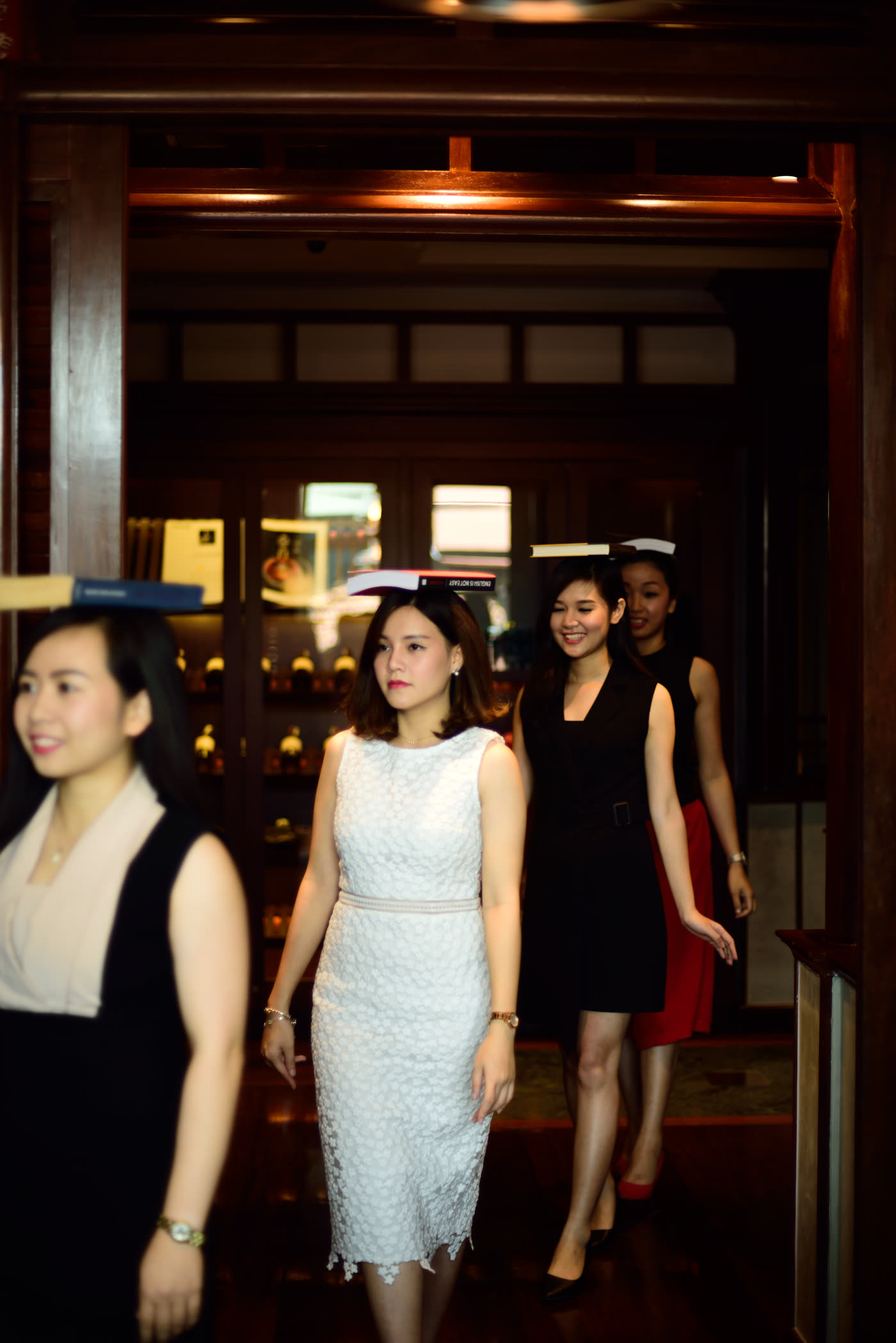 Học viên The Modern Diplomat thực hành phong thái hiện diện