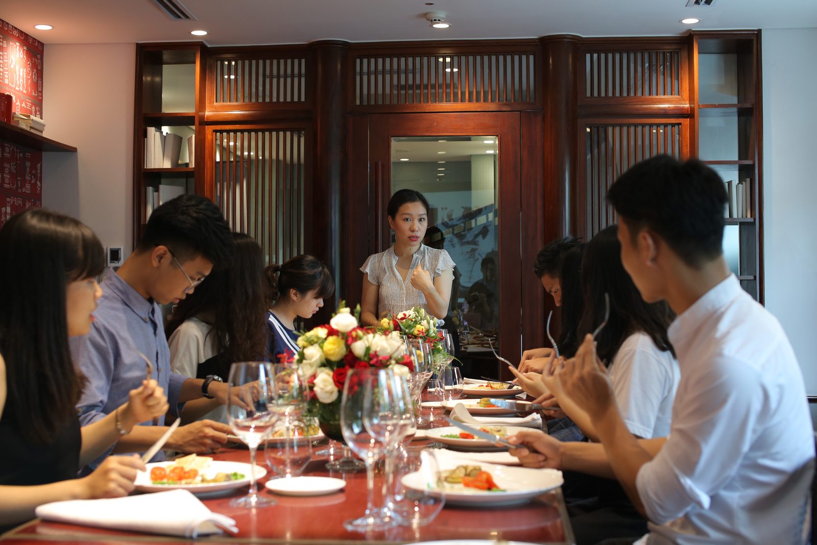 Buổi thực hành nghi thức bàn tiệc cùng Trần Yênly