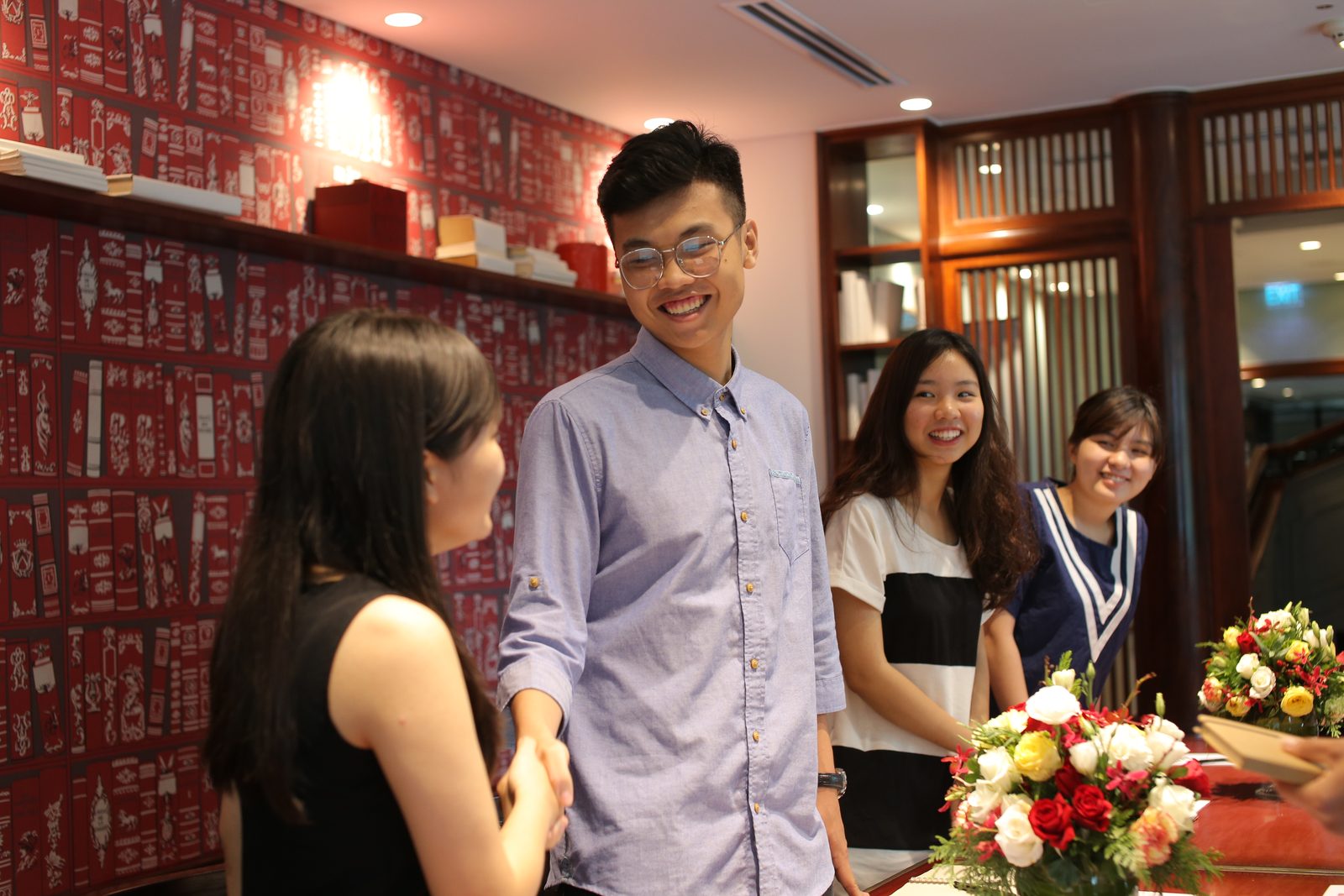 Học viên thực hành nghi thức chào hỏi và bắt tay