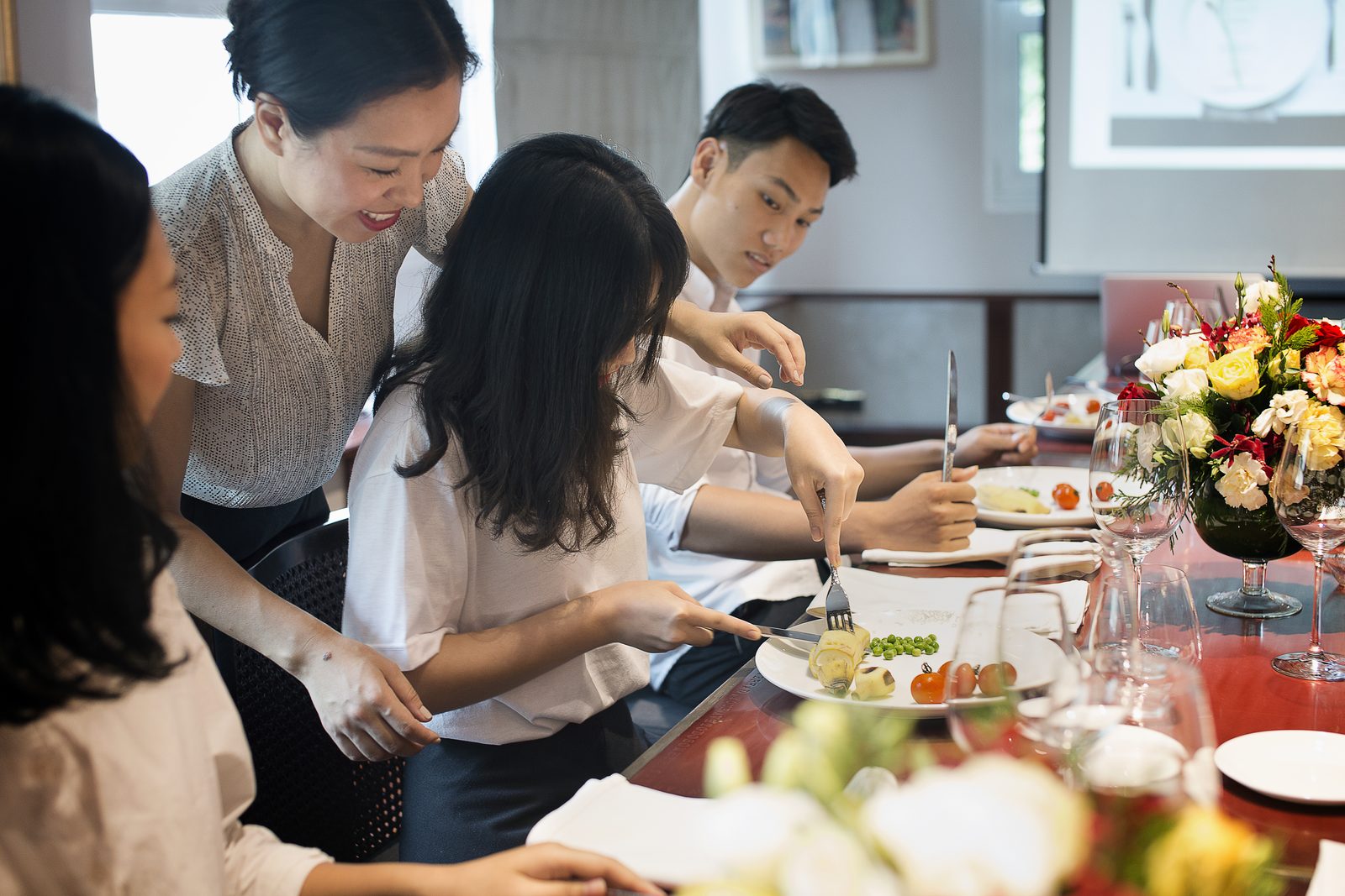 Trần Yênly hướng dẫn trực tiếp từng học viên tại bàn tiệc